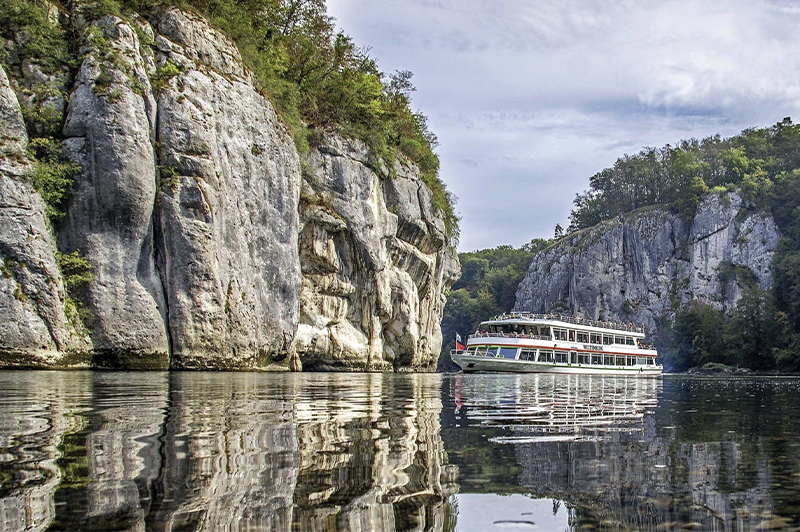 Ausflugsschiff auf der Donau zwischen den Felsen der Weltenburger Enge bei Kloster Weltenburg