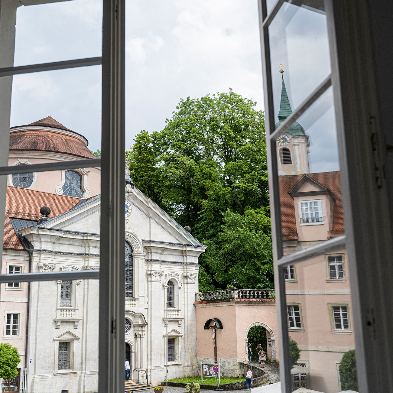 Blick aus einem Fenster auf die Klosterkirche St. Georg und die Gebäude des Klosters Weltenburg