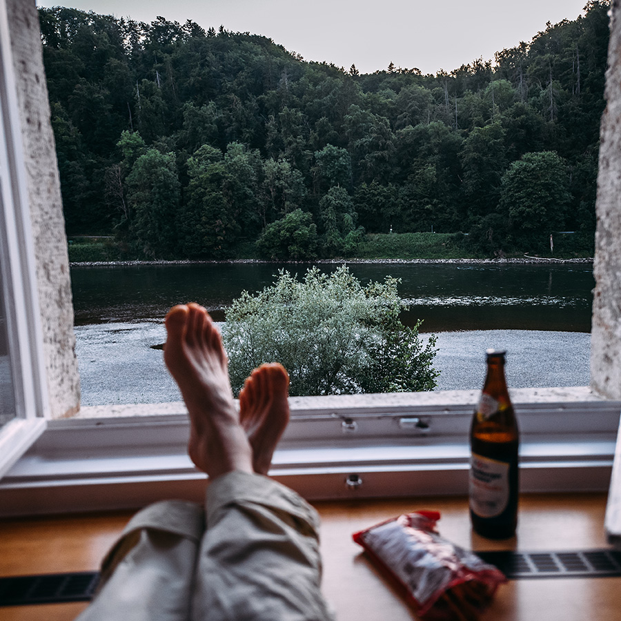 Blick aus dem Fenster eines Zimmers im Gästehaus St. Georg auf die Donau