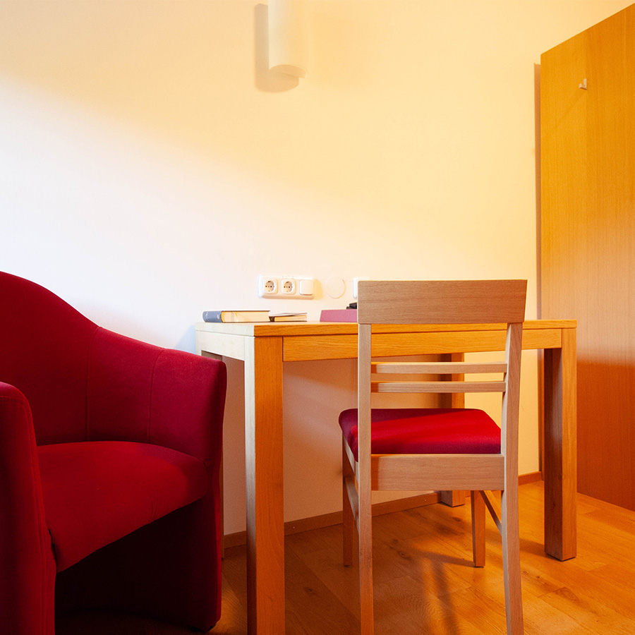 Schreibtisch eines Zimmers im Gästehaus St. Georg
