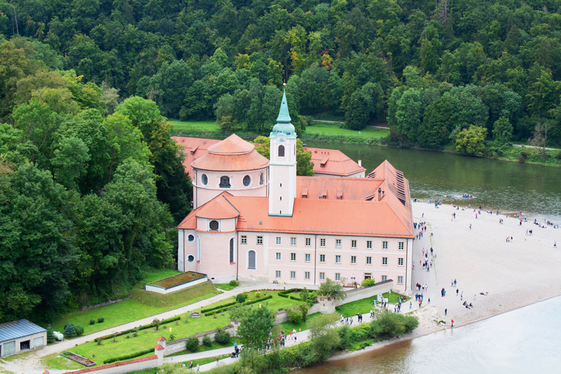 Kloster Weltenburg an der Donau mit Sandstrand und Blick auf die Felsen der Weltenburger Enge