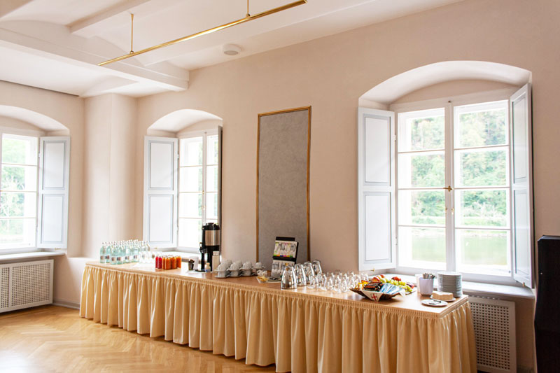 Getränke- und Kaffeebuffet in einem Seminarraum im Gästehaus St. Georg.