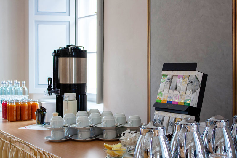 Getränke- und Kaffeebuffet in einem Seminarraum im Gästehaus St. Georg.