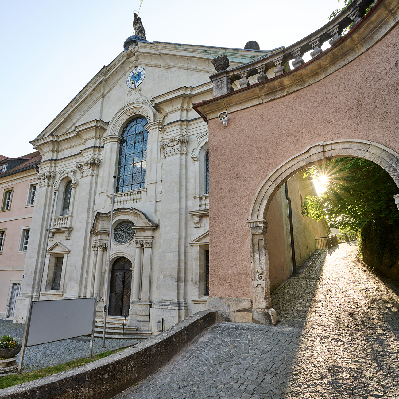 Klosterkirche St. Georg im Kloster Weltenburg mit Torbogen und Zugang zum Klosterhof