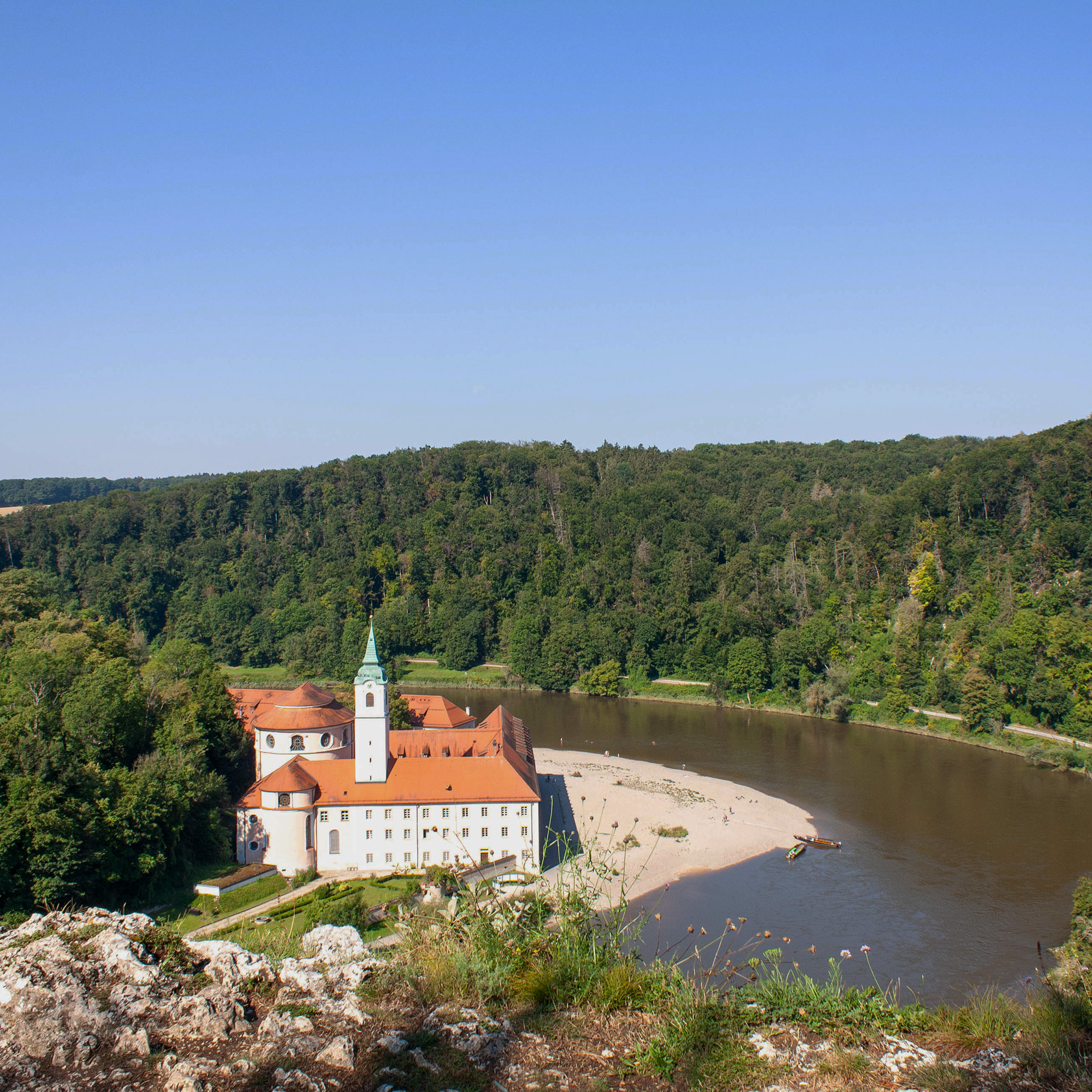 Kloster Weltenburg an der Donau mit Sandstrand und Blick auf die Felsen der Weltenburger Enge