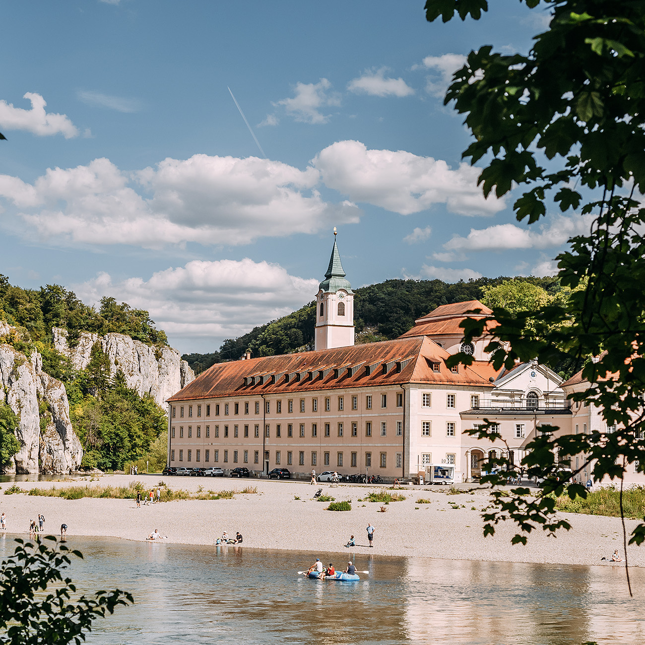 Kloster Weltenburg an der Donau mit Sandstrand und Blick auf die Felsen der Weltenburger Enge.