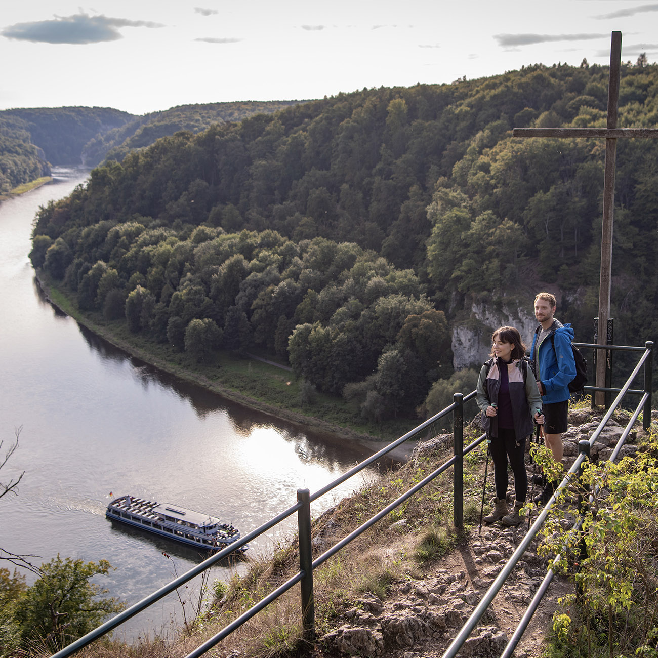 Titel_Weltenburgentdecken_web Paar, das nach einer Wanderung den Ausblick auf die Donau genießt