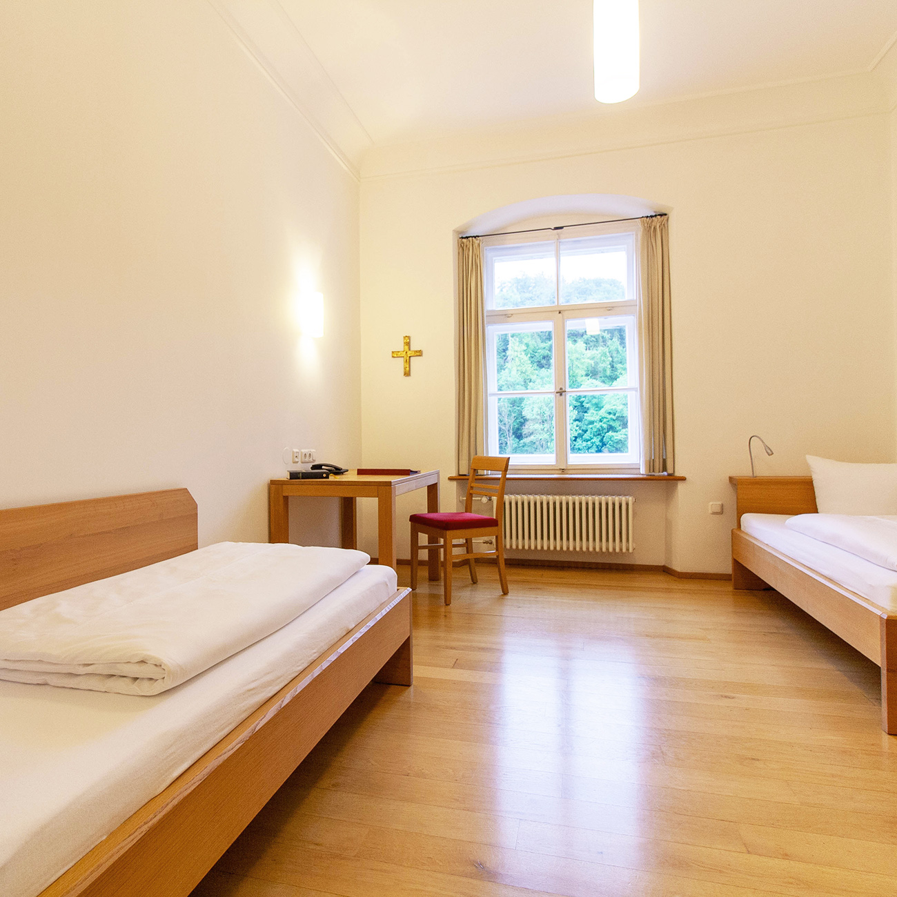 Zimerreinigung_Titel Eingang des Gästehauses St. Georg mit Glasportal und Rezeption drinen